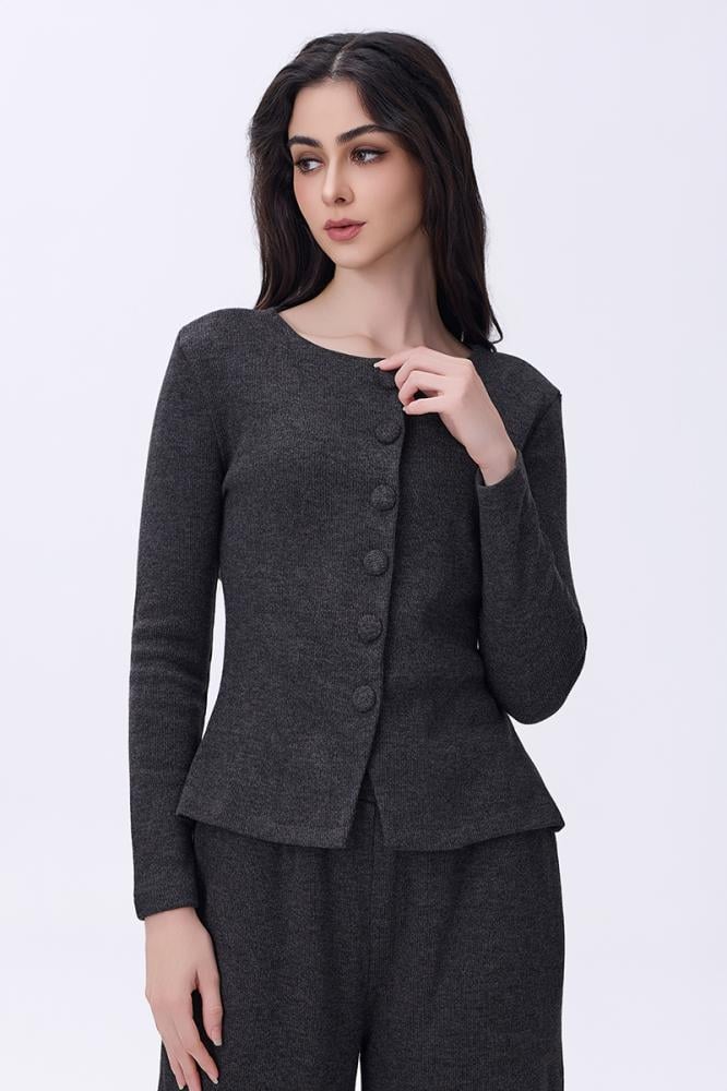 طقم رمادي أنيق بقصة كلاسيكية