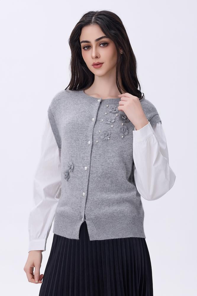 بلوزة رمادية وأكمام بيضاء بتطريز لؤلؤ وزهور ناعمة