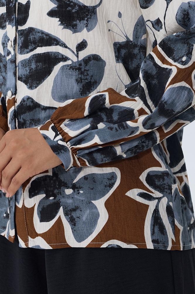 بلوزة بطبعة الورد الأزرق