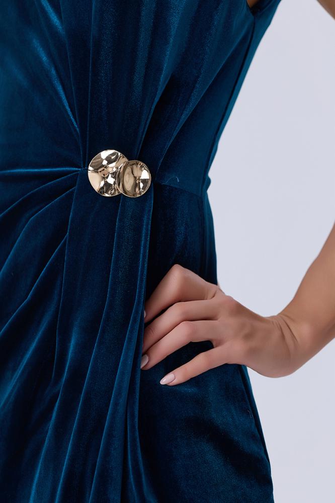 فستان مخملي أزرق باكسسوار معدني