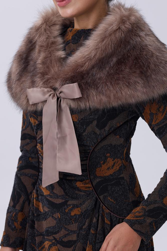 شال بني بفرو ناعم وربطة ساتان