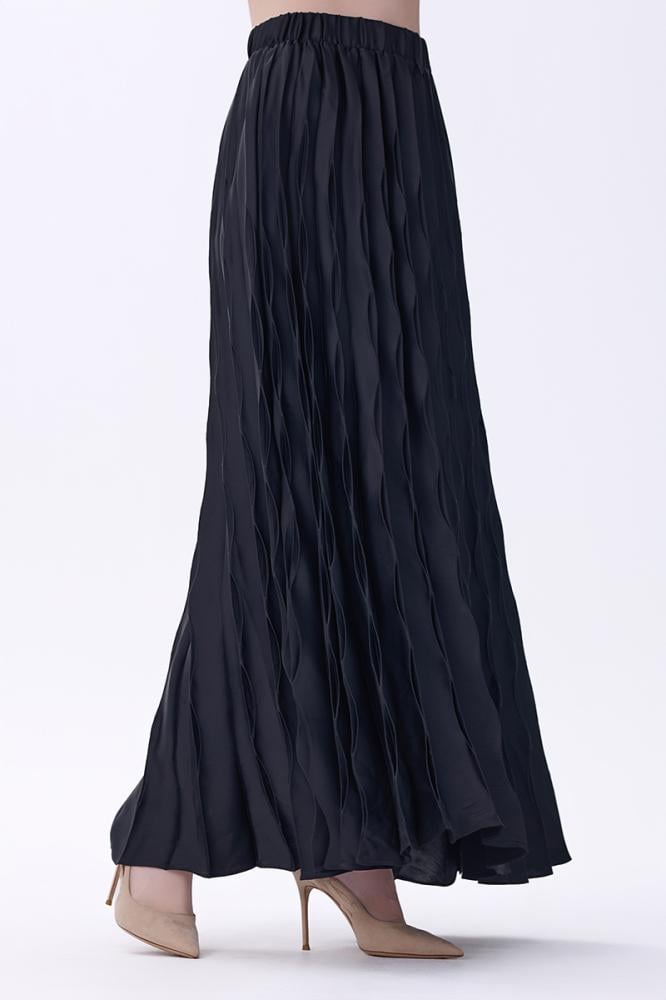 تنورة سوداء بتصميم مجعّد انسيابي