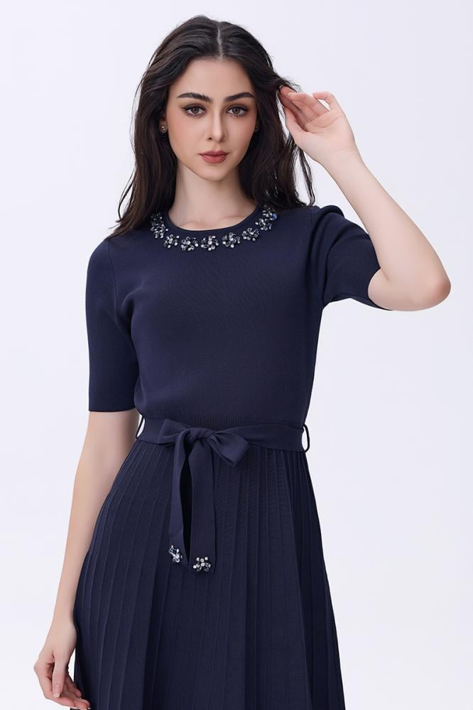 فستان أزرق غامق بكريستالات أنيقة وربطة خصر