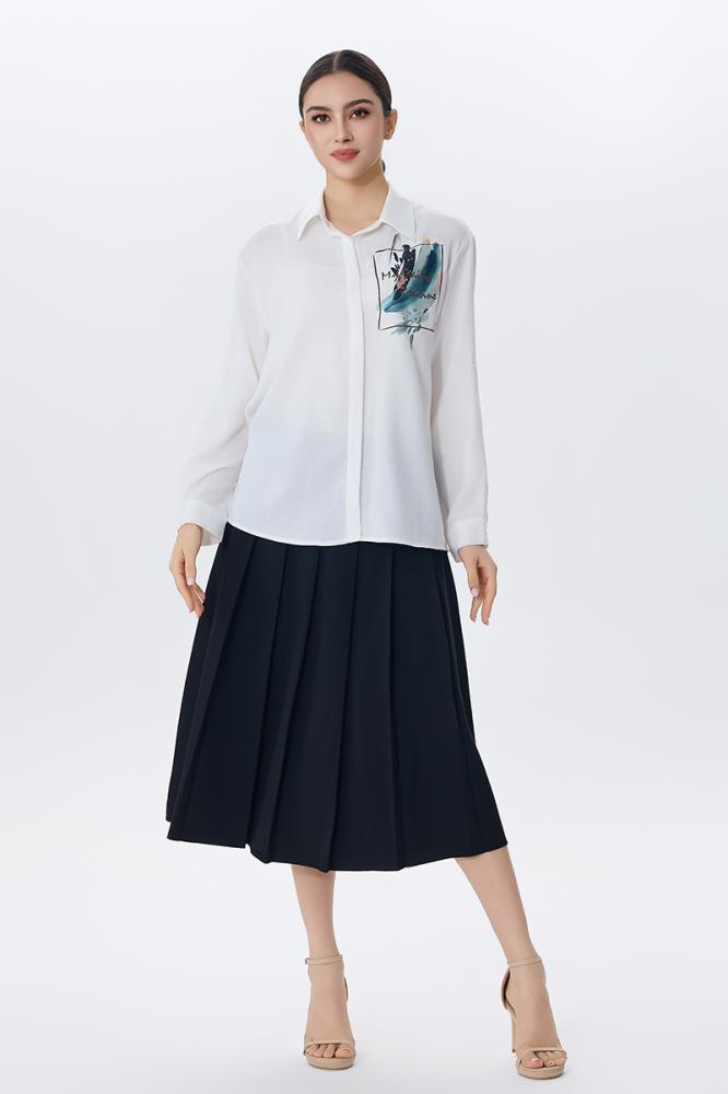 بلوزة بيضاء بجيـب مطبوع