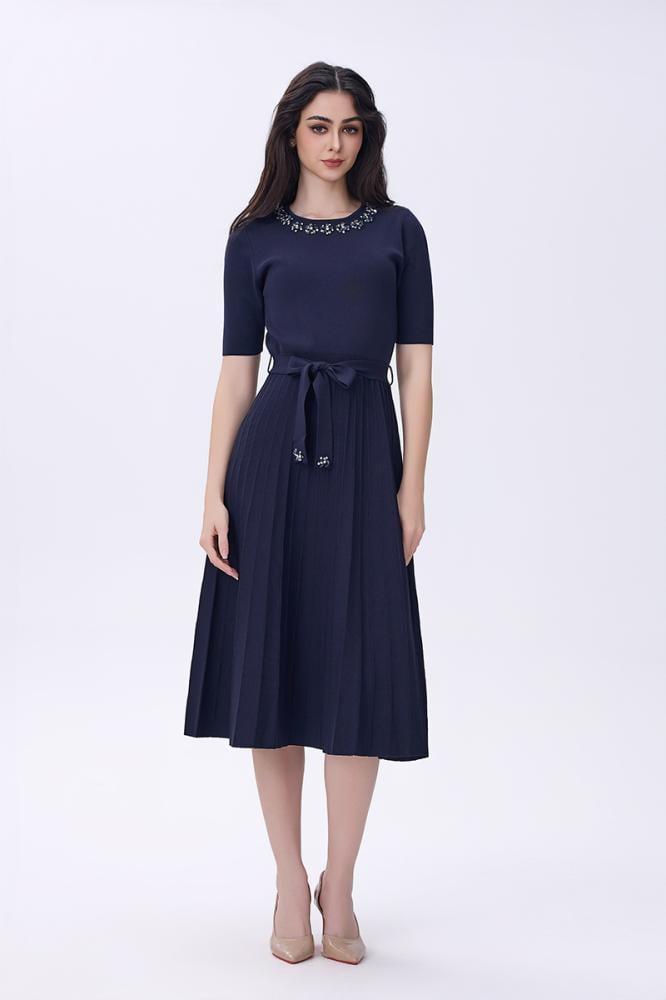 فستان أزرق غامق بكريستالات أنيقة وربطة خصر