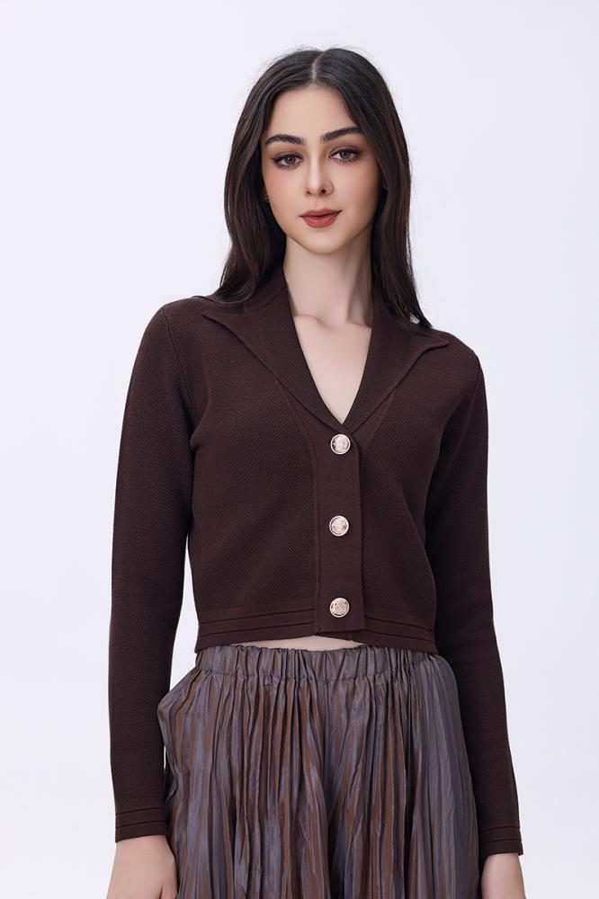 بلوزة بنيه قصيرة بياقة عريضة وأزرار لؤلؤية