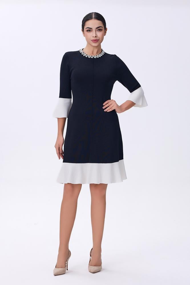 فستان أسود بأطراف بيضاء وياقة مرصعة بالأحجار