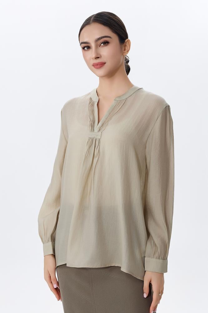 بلوزة بياقة مفتوحة بلون بيج