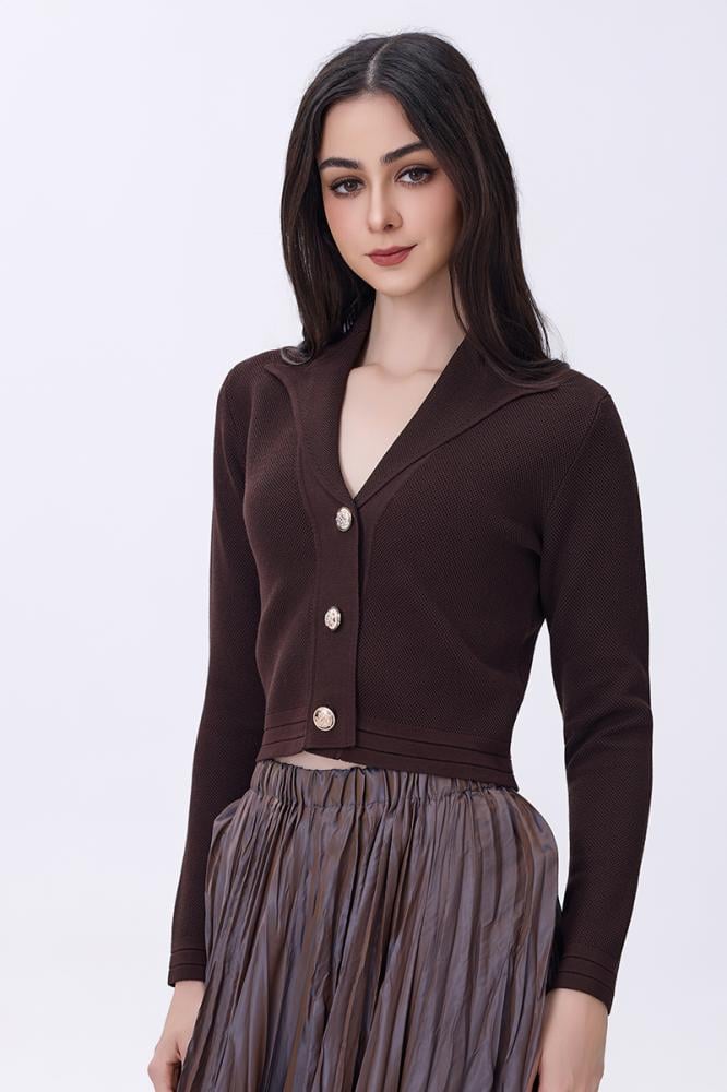 بلوزة بنيه قصيرة بياقة عريضة وأزرار لؤلؤية