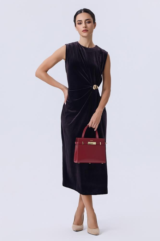 فستان مخملي بني باكسسوار معدني