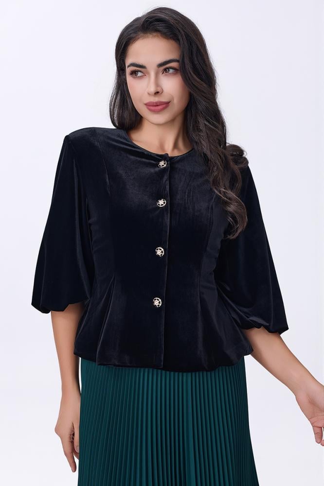 بلوزة مخملية سوداء بأزرار فاخرة