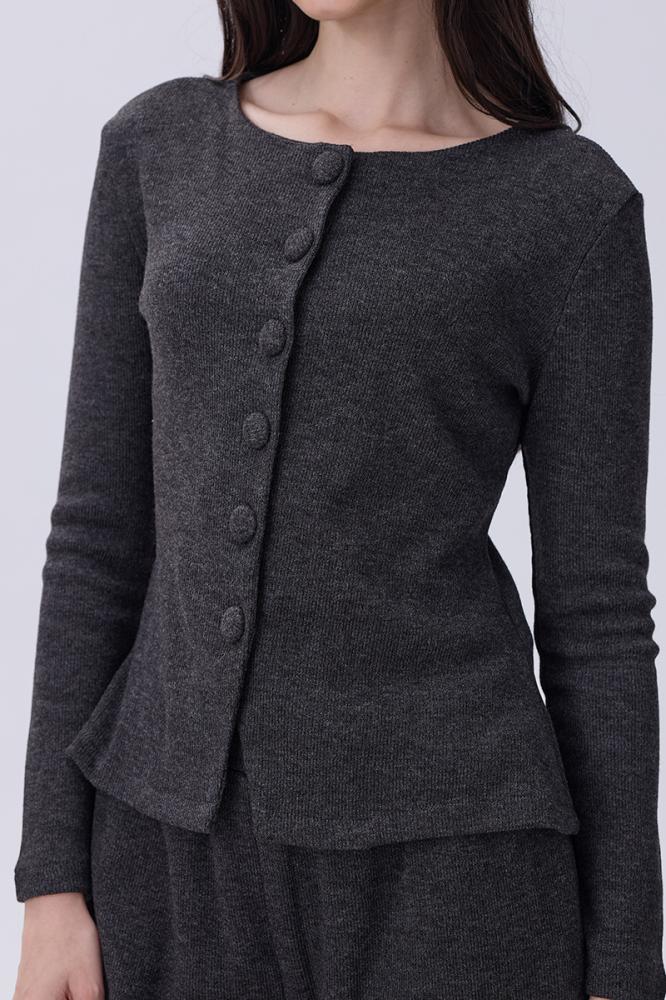 طقم رمادي أنيق بقصة كلاسيكية