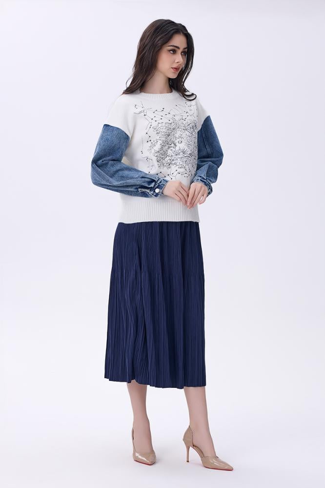 بلوزة شتوية بيضاء بأكمام دنيم وتطريز أسود