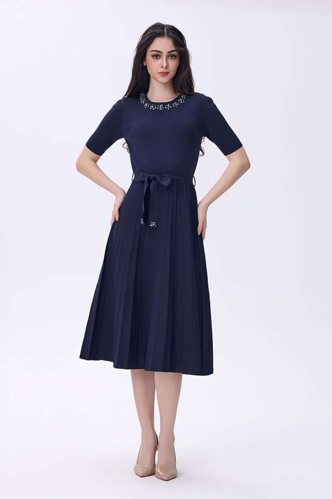 فستان أزرق غامق بكريستالات أنيقة وربطة خصر