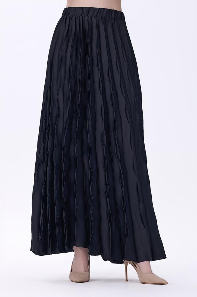 تنورة سوداء بتصميم مجعّد انسيابي