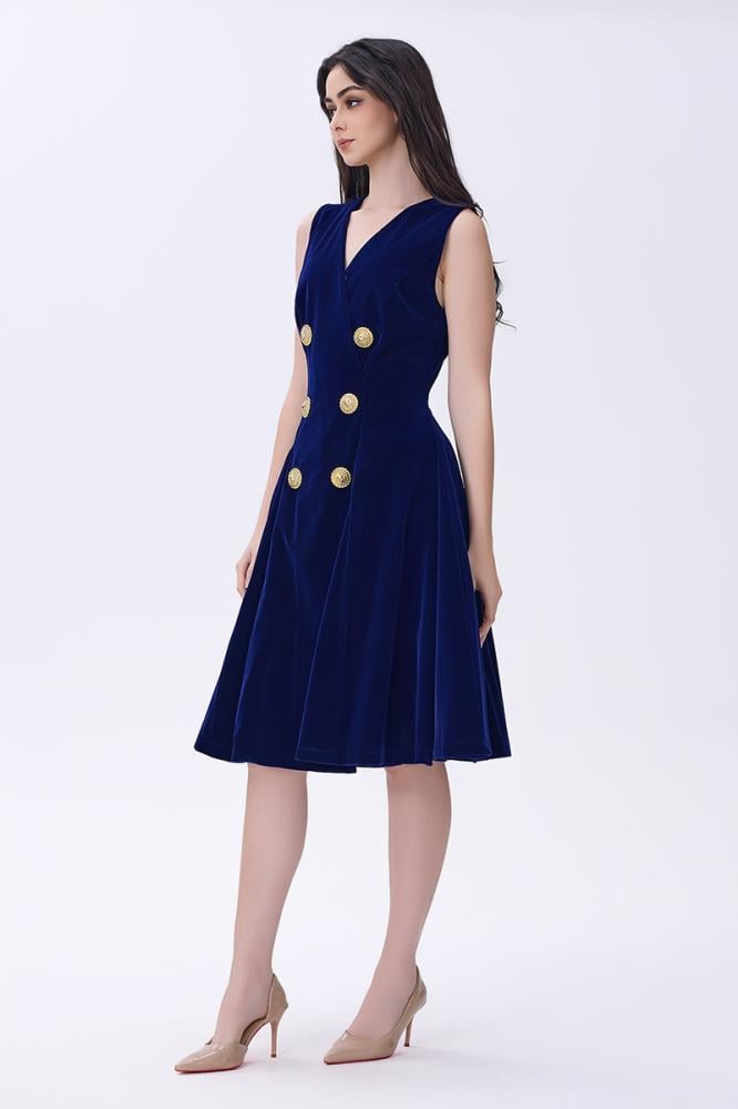 فستان كحلي مخملي بدون أكمام بأزرار ذهبية مزدوجة