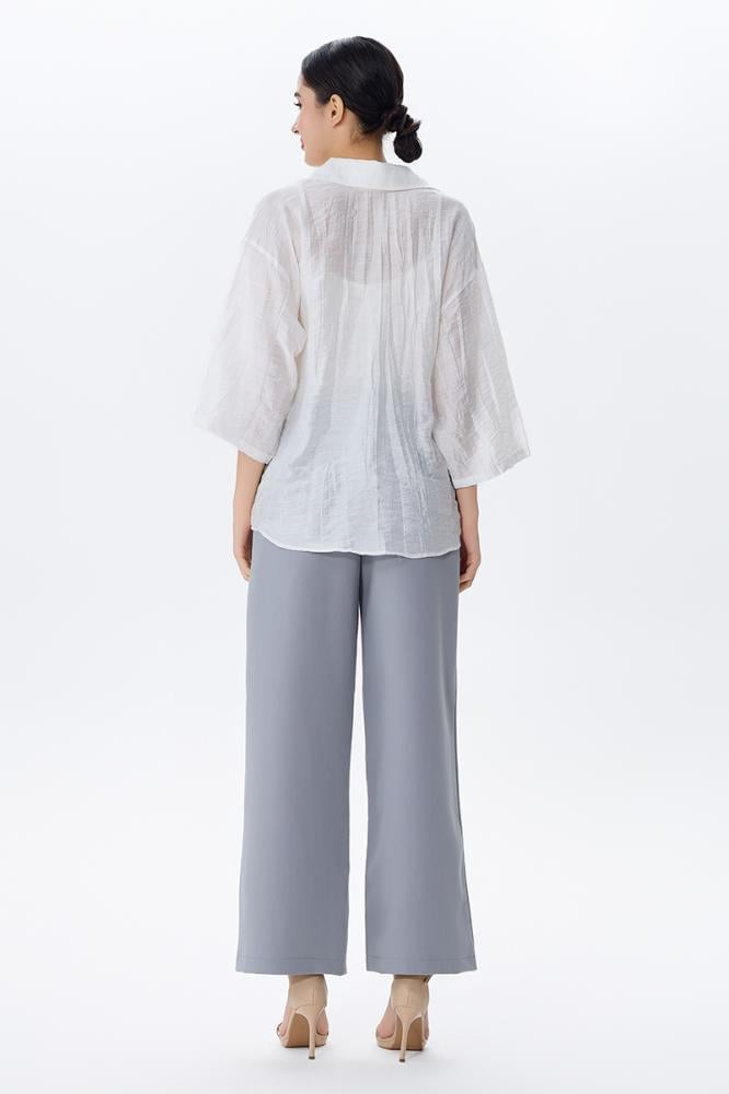 بلوزة بلون أبيض وأكمام واسعة