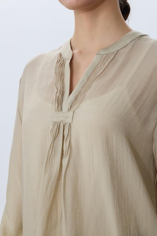 بلوزة بياقة مفتوحة بلون بيج