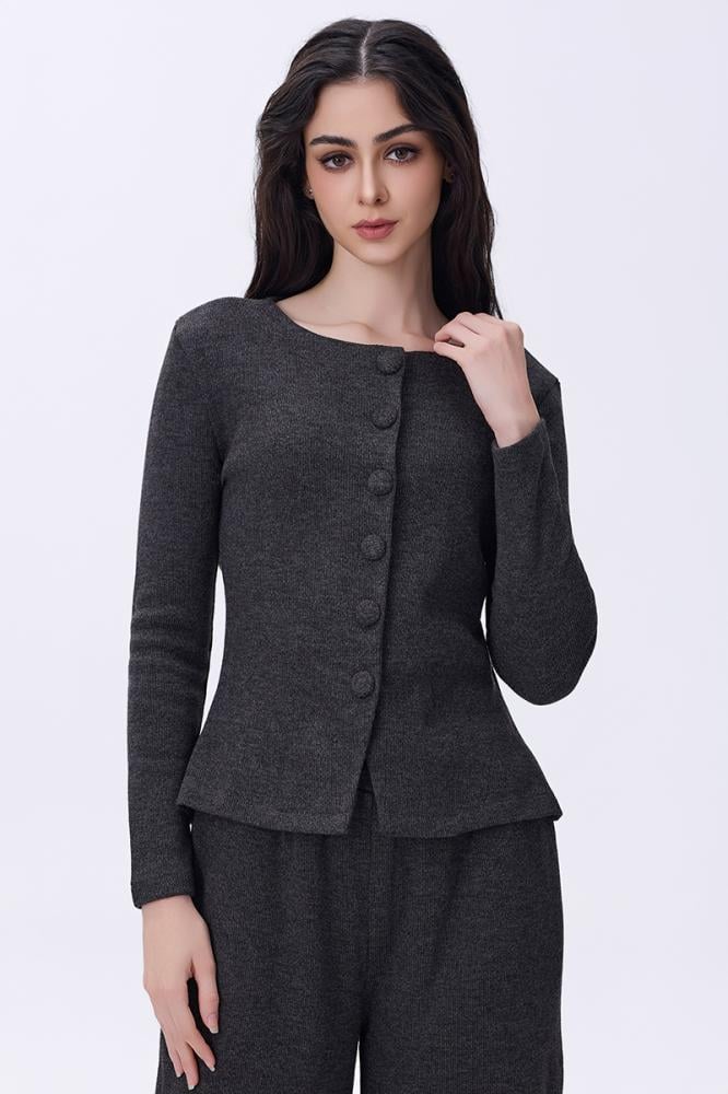 طقم رمادي أنيق بقصة كلاسيكية