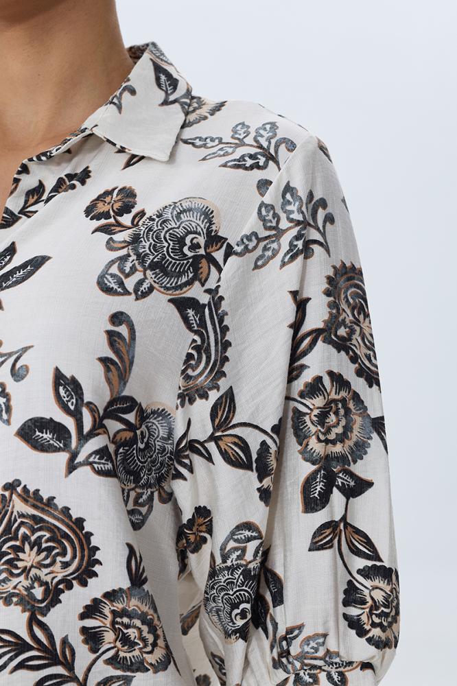 بلوزة بطبعة زخرفية أنيقة