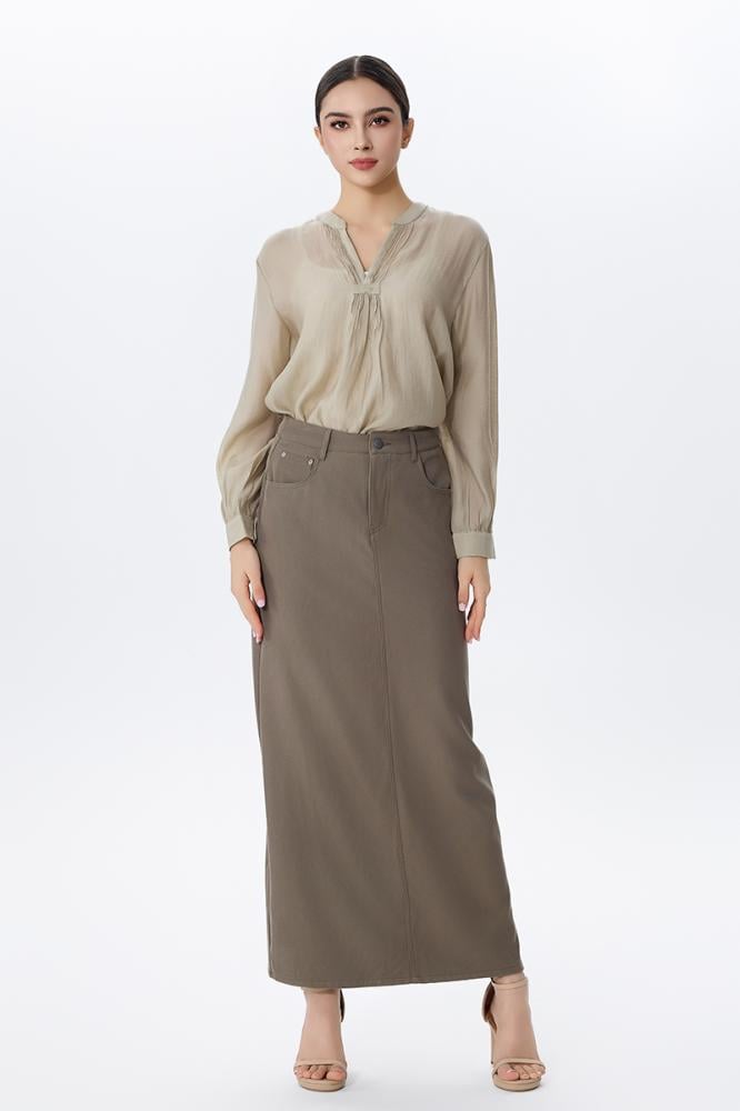 بلوزة بياقة مفتوحة بلون بيج