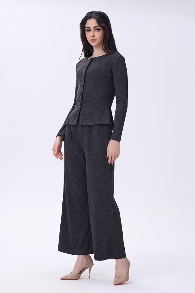 طقم رمادي أنيق بقصة كلاسيكية