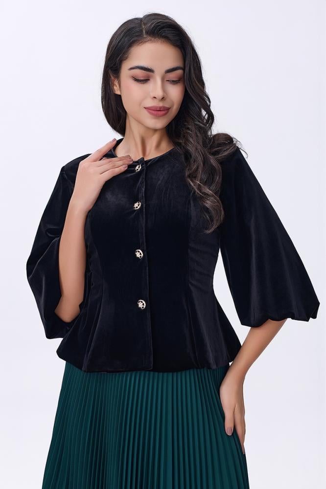 بلوزة مخملية سوداء بأزرار فاخرة