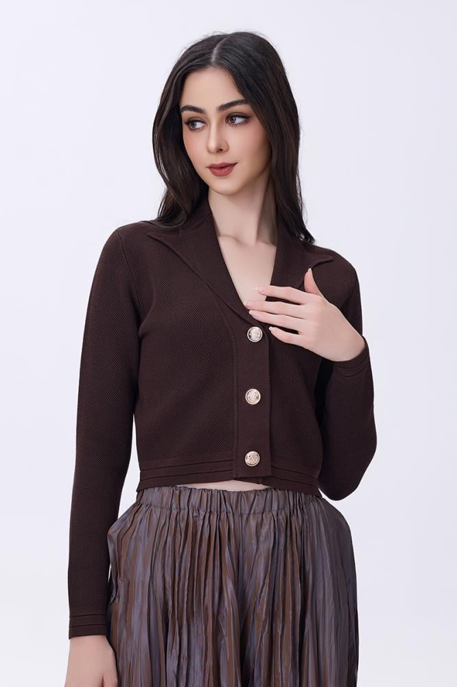 بلوزة بنيه قصيرة بياقة عريضة وأزرار لؤلؤية