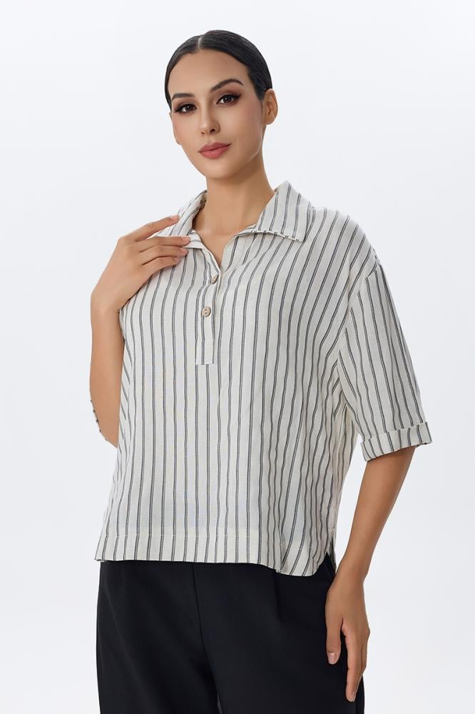 بلوزة مخططة بياقة كلاسيكية وأكمام قصيرة
