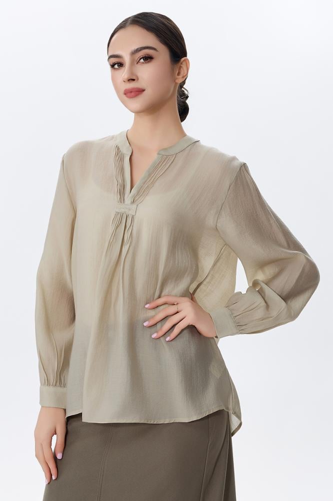 بلوزة بياقة مفتوحة بلون بيج