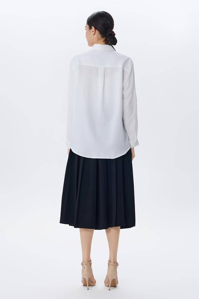 بلوزة بيضاء بجيـب مطبوع