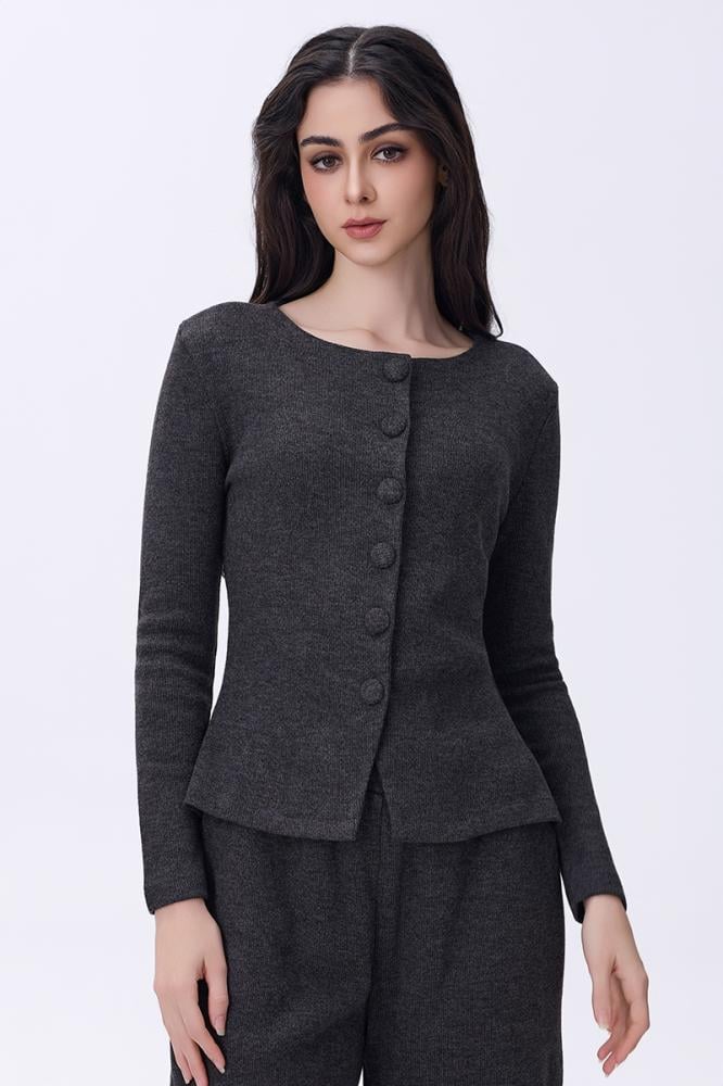 طقم رمادي أنيق بقصة كلاسيكية