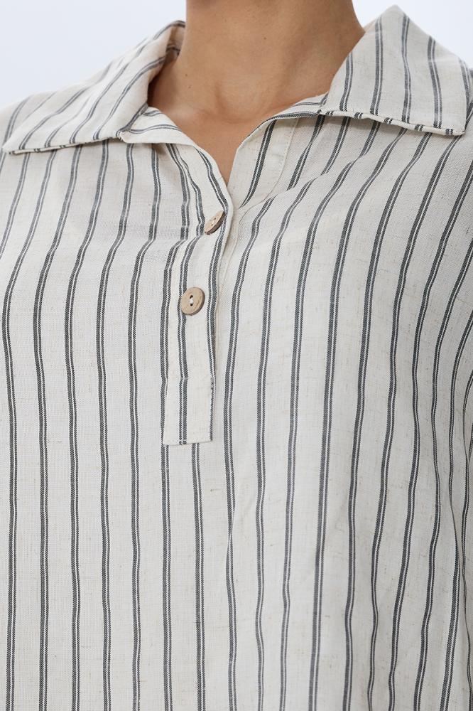 بلوزة مخططة بياقة كلاسيكية وأكمام قصيرة