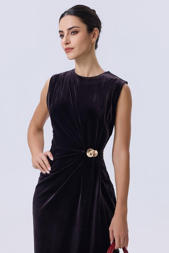 فستان مخملي بني باكسسوار معدني