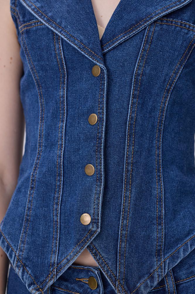 توب دنيم بدون أكمام بأزرار معدنية