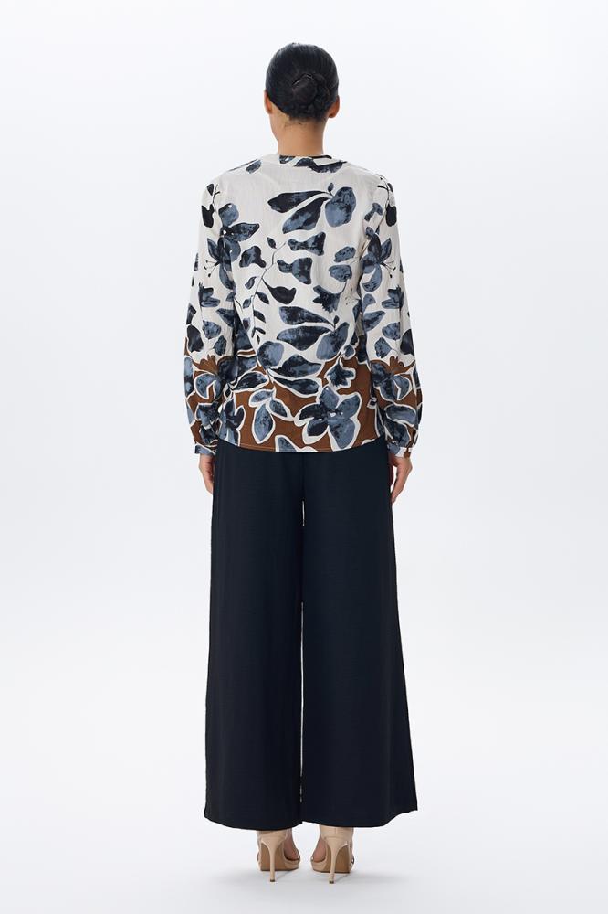 بلوزة بطبعة الورد الأزرق