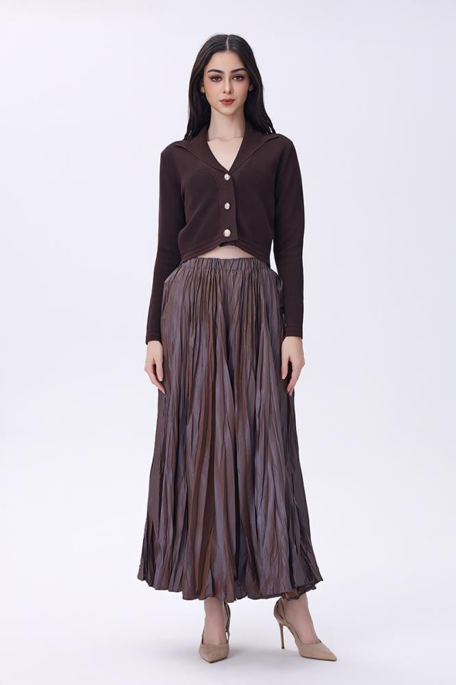 بلوزة بنيه قصيرة بياقة عريضة وأزرار لؤلؤية