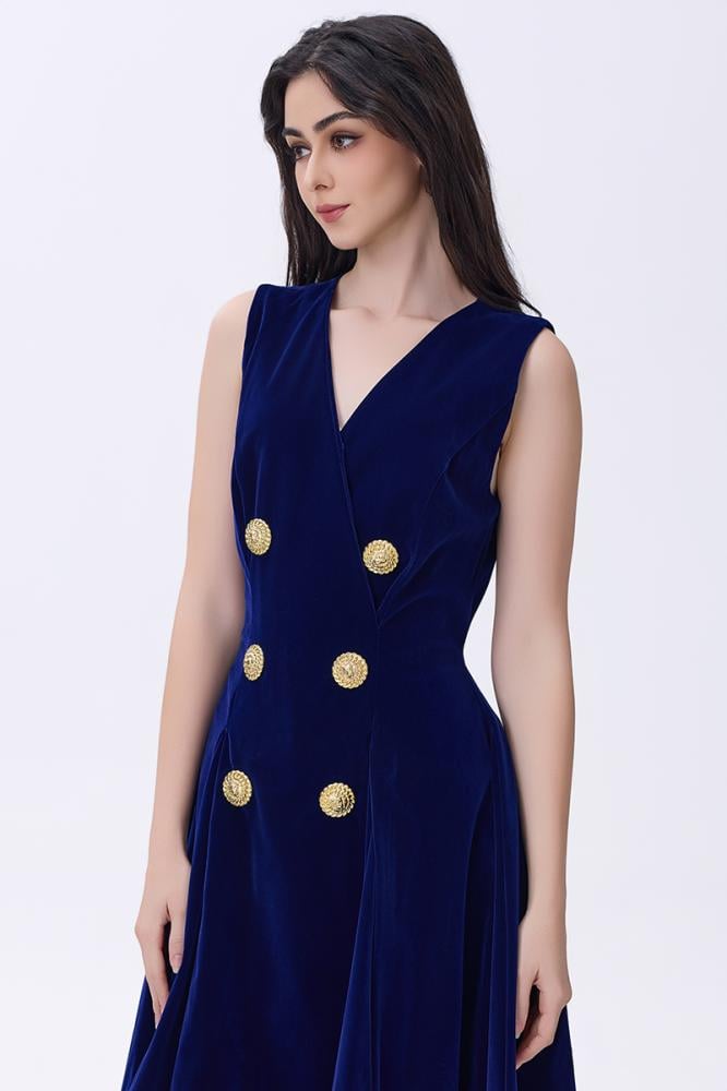 فستان كحلي مخملي بدون أكمام بأزرار ذهبية مزدوجة