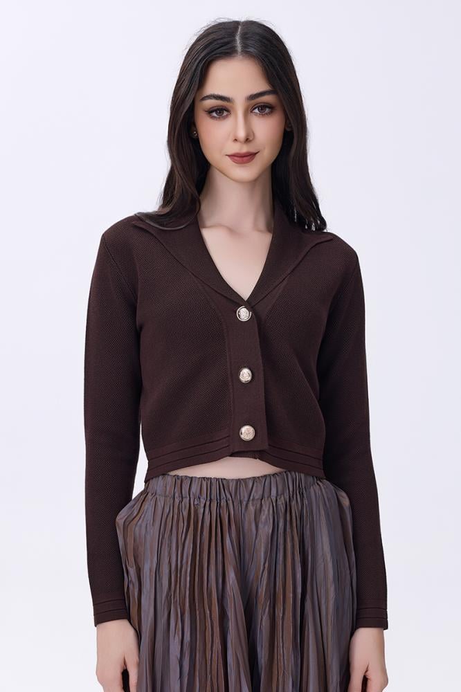 بلوزة بنيه قصيرة بياقة عريضة وأزرار لؤلؤية