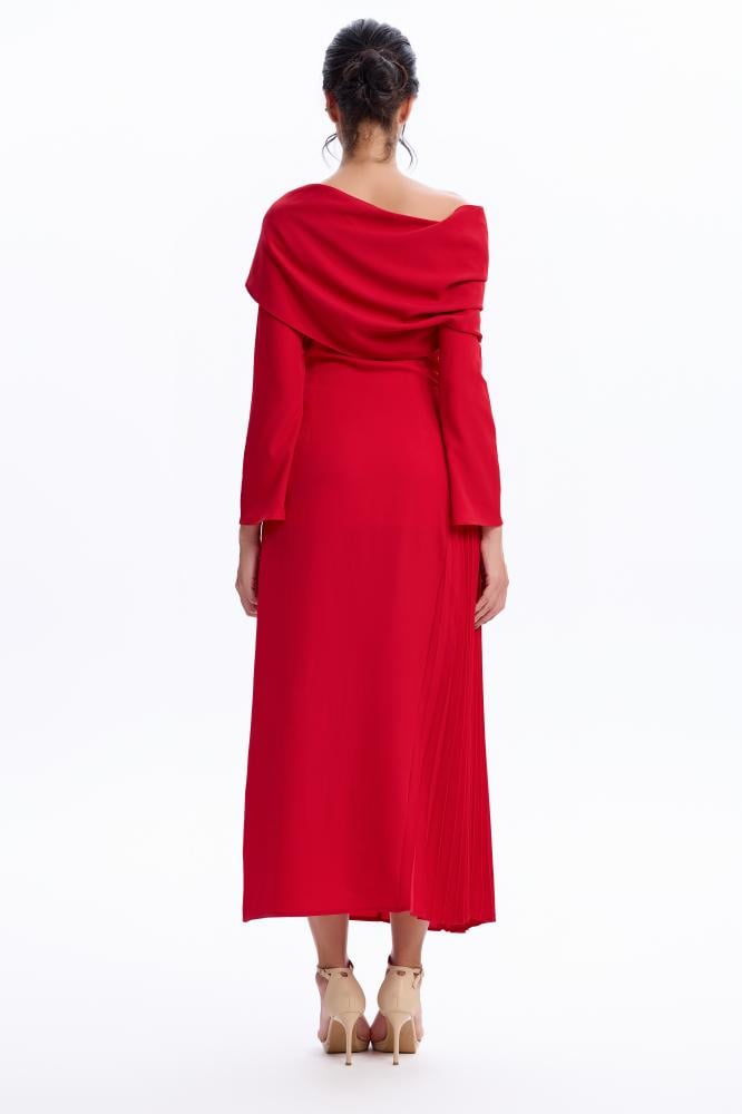 فستان أحمر طويل بليسيه