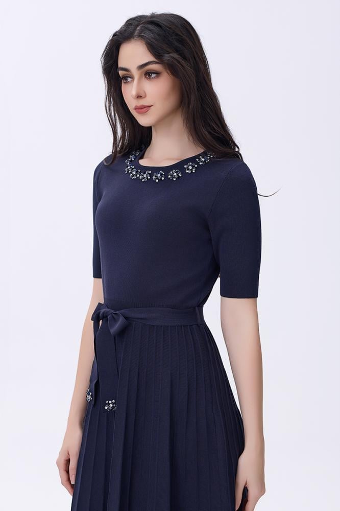 فستان أزرق غامق بكريستالات أنيقة وربطة خصر