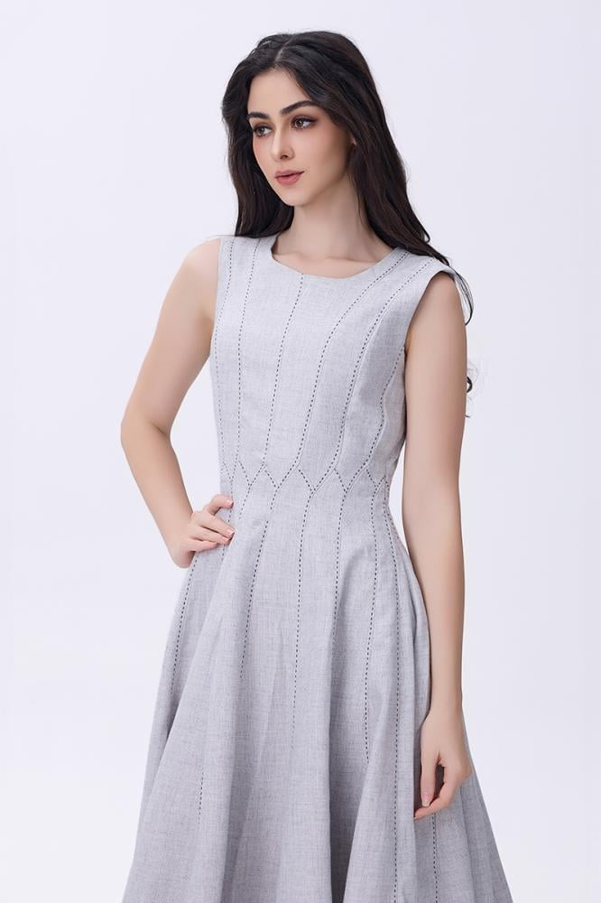 فستان رمادي بدون أكمام بقصة ميدي أنيقة