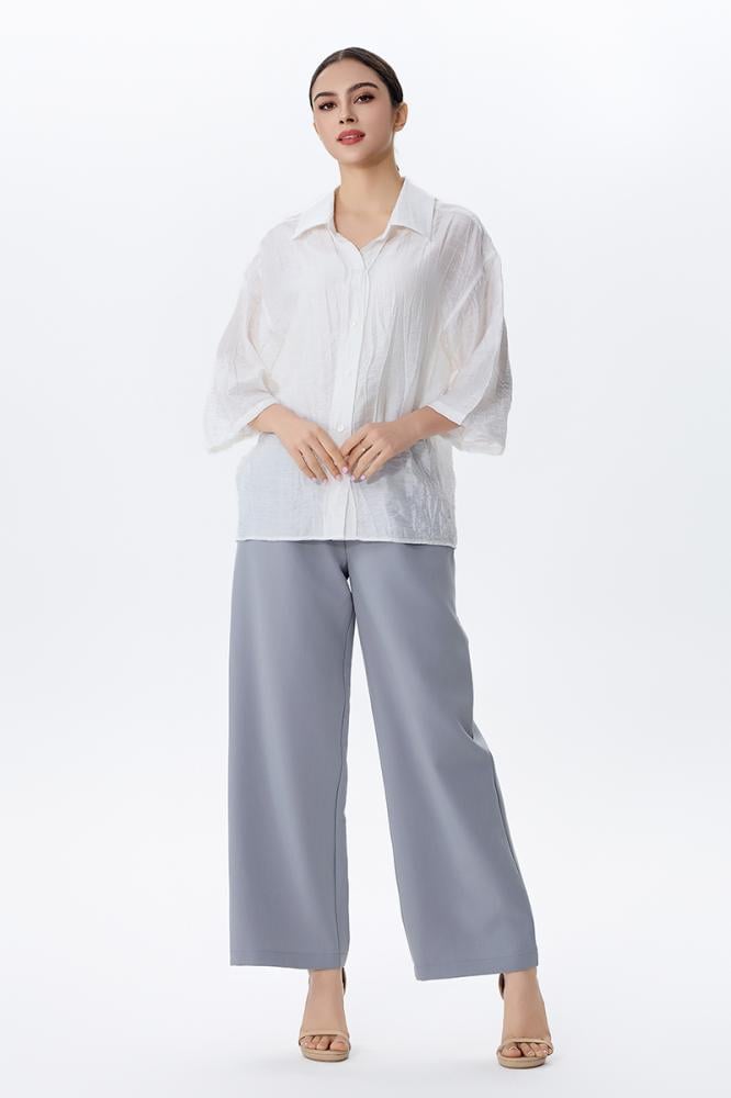 بلوزة بلون أبيض وأكمام واسعة