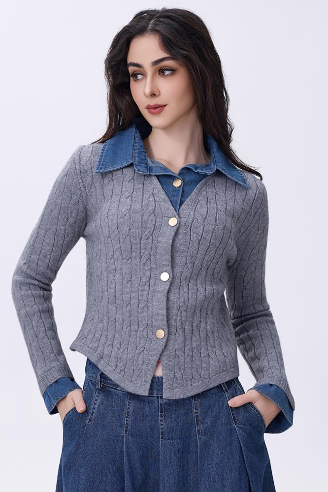 بلوزة رمادي صوفية بأكمام وياقه جينز