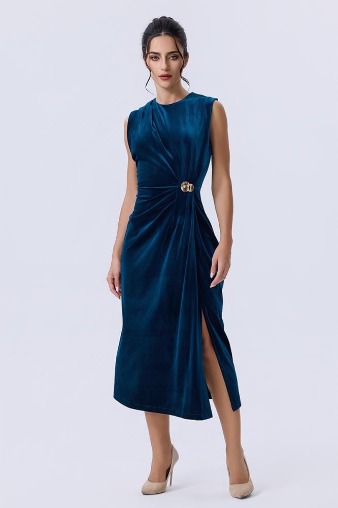 فستان مخملي أزرق باكسسوار معدني