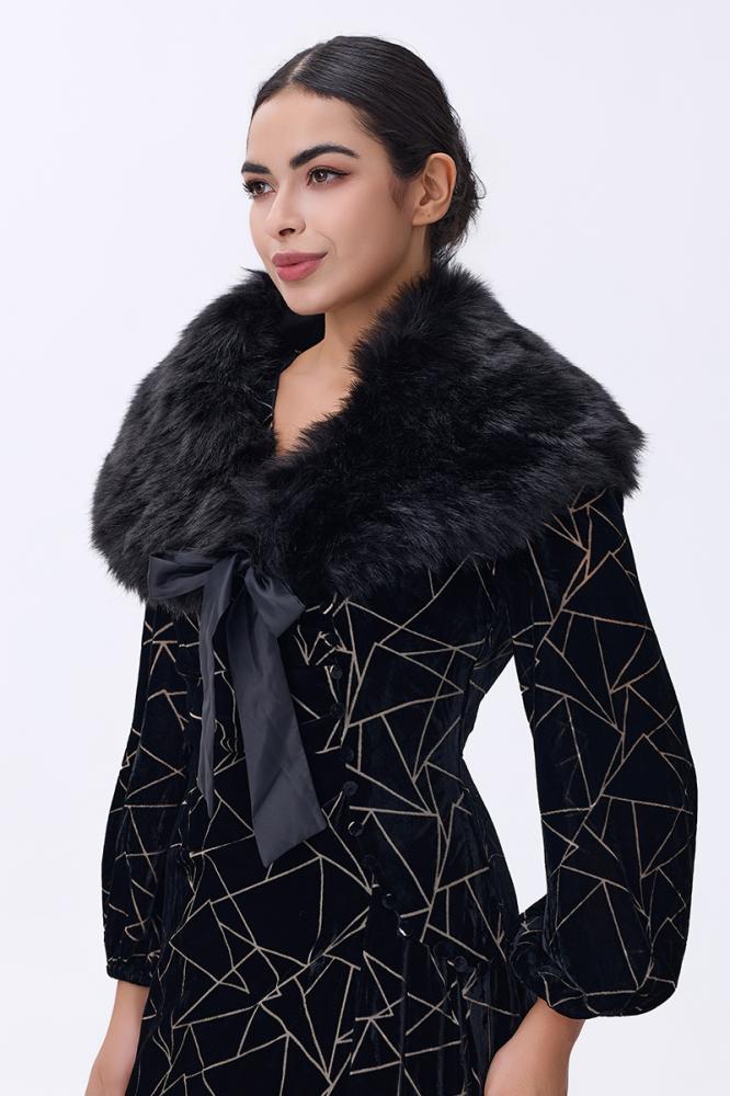 شال أسود بفرو ناعم وربطة ساتان