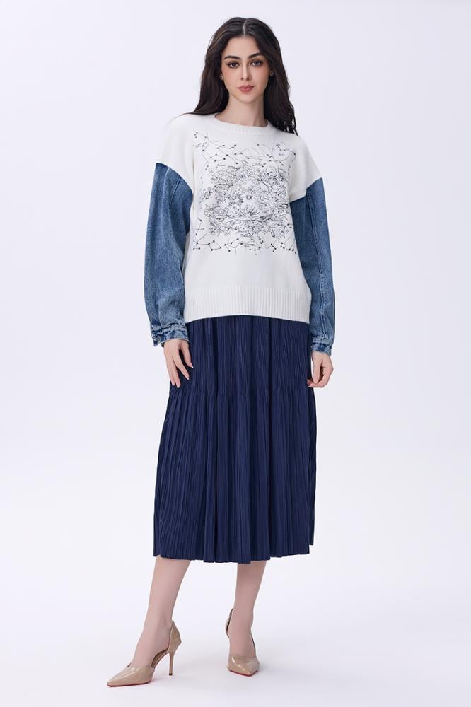 بلوزة شتوية بيضاء بأكمام دنيم وتطريز أسود