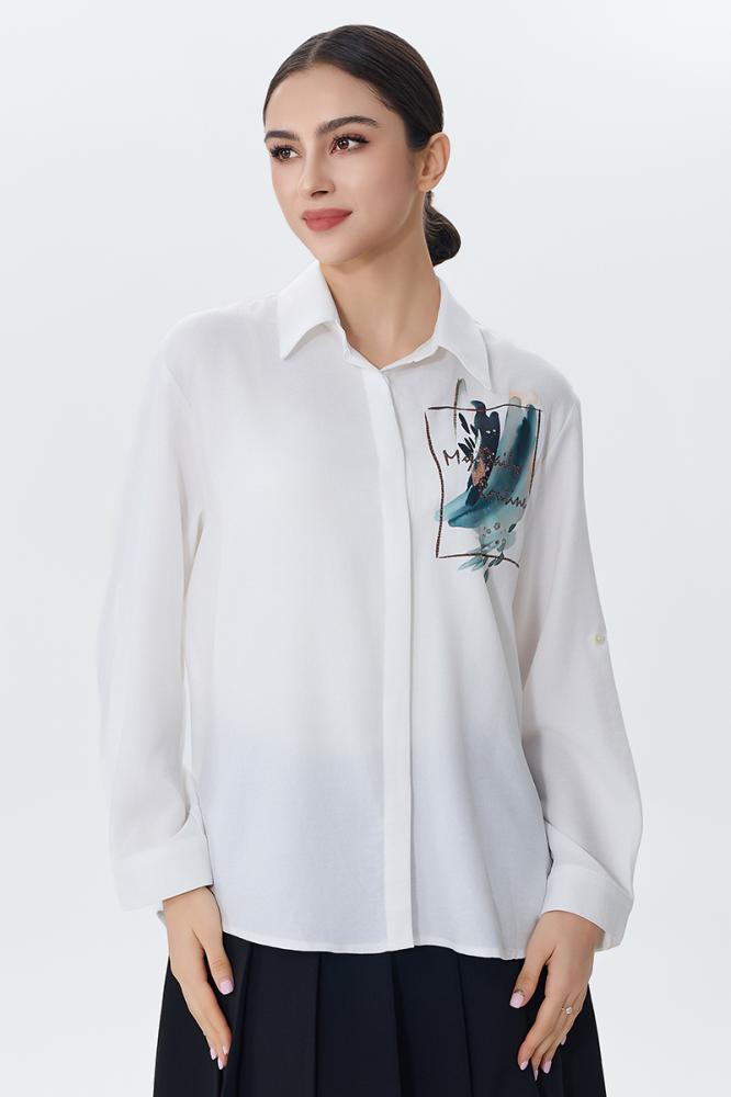 بلوزة بيضاء بجيـب مطبوع