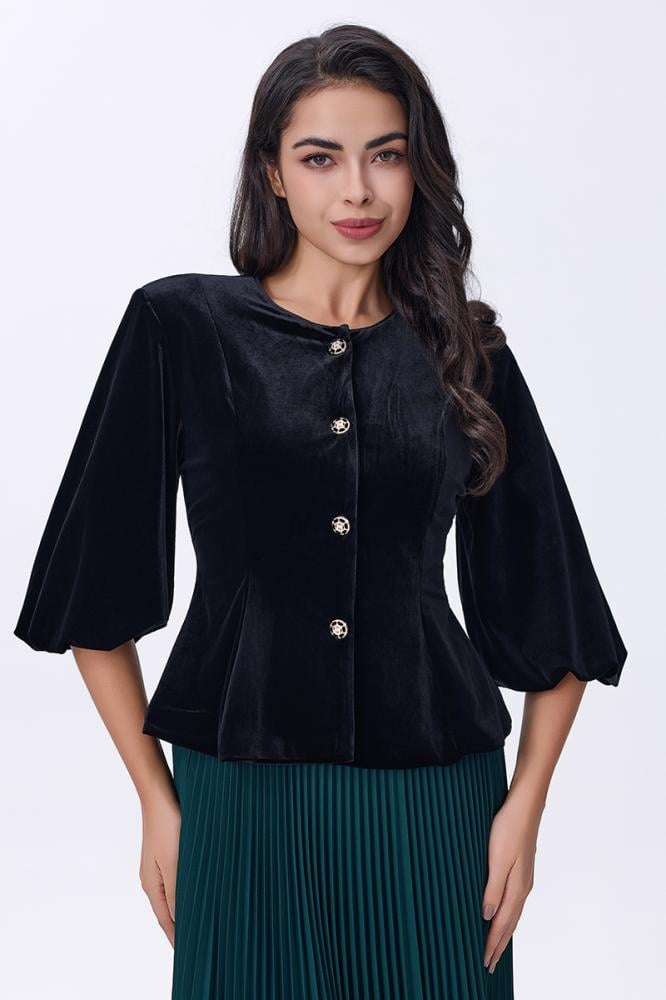 بلوزة مخملية سوداء بأزرار فاخرة