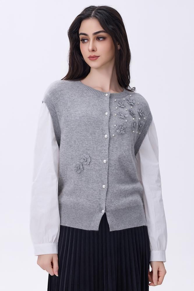 بلوزة رمادية وأكمام بيضاء بتطريز لؤلؤ وزهور ناعمة